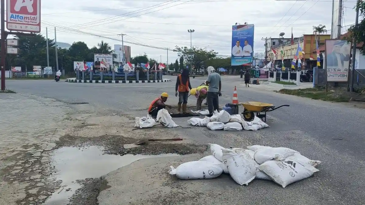 Pasca diberitakan TribunAmbon, Jalan Rusak di Bundaran RH Namlea Diperbaiki