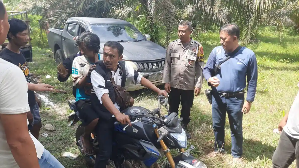 7 Jam Mediasi, Konflik SAD vs PT SAL Berakhir, Denda Adat 250 Lembar Kain