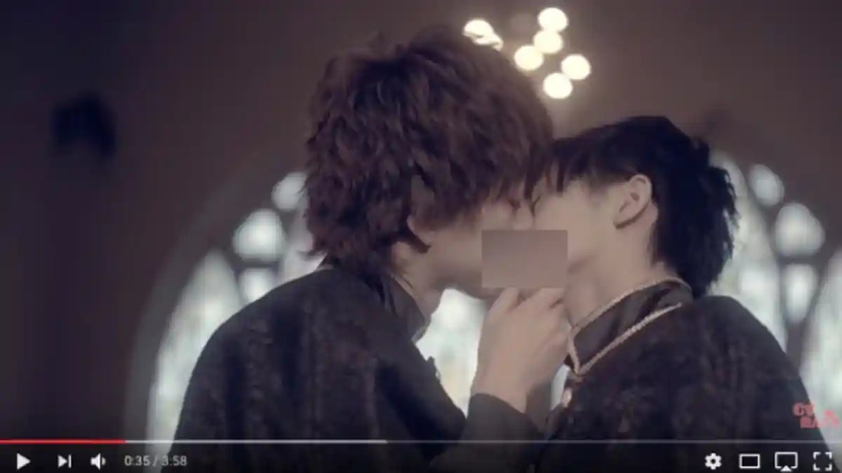 Heboh, Anggota Boyband Ini Saling Ciuman di Video Klip, Hitung Jumlahnya
