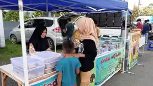 Musdalifah-sedang-melayani-pembeli-di-lap.jpg