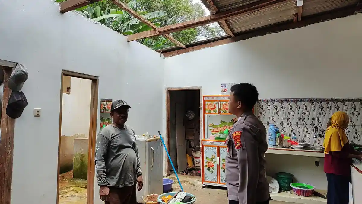 Polres Lamtim Polda Lampung Bantu Masyarakat Korban Bencana Puting Beliung