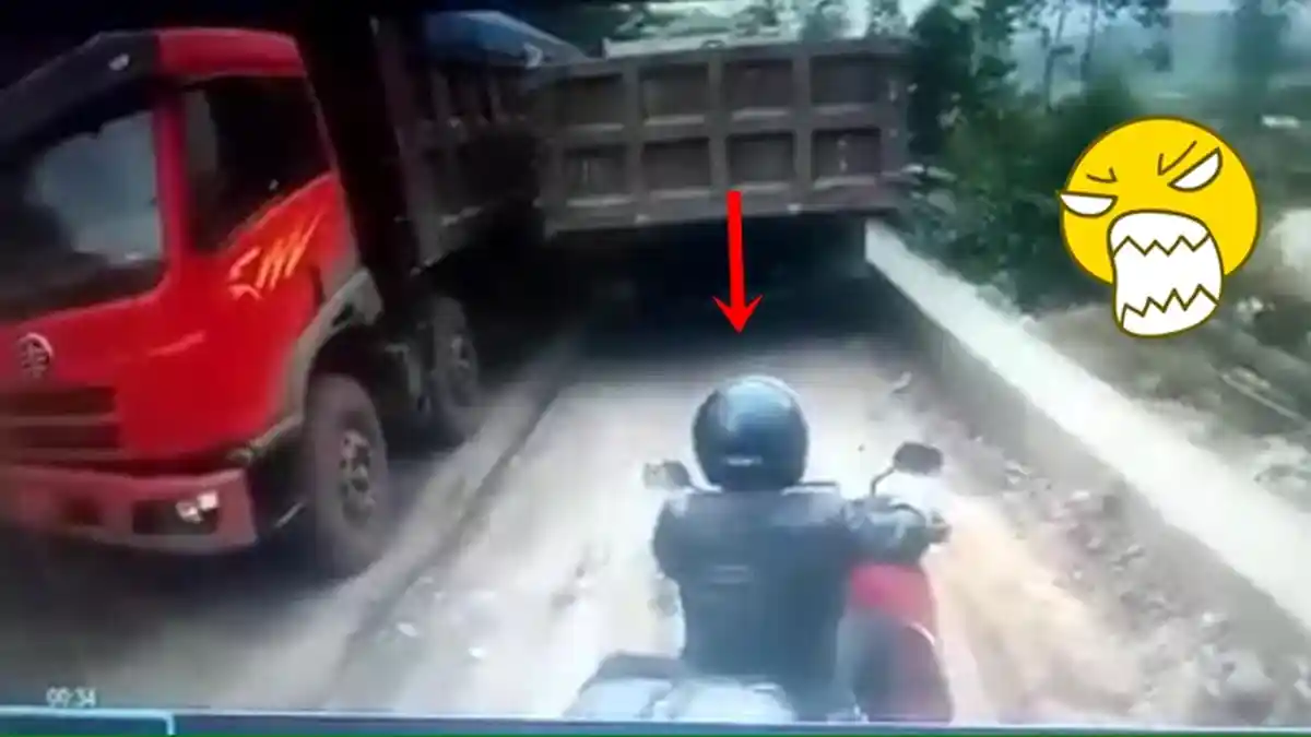 Pengendara Motor Ini Terjebak Diantara Dua Truk, Lihat Kejadian Selanjutnya Bikin Shock