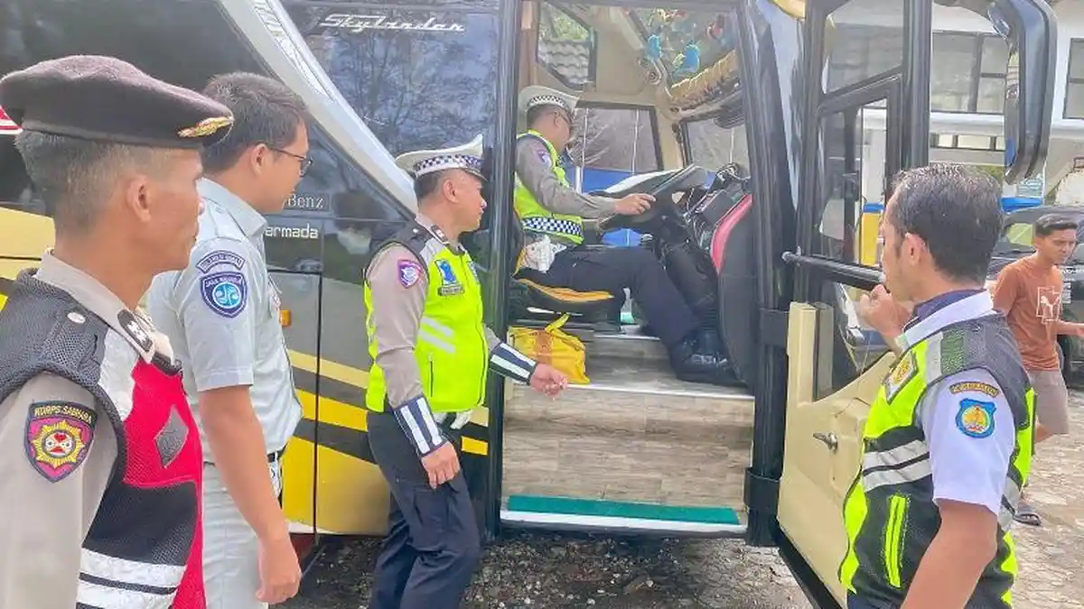 Polisi Lalu Lintas Cek Kelayakan Bus Selayar-Makassar