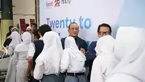 Dirut-bersalaman-dengan-anak-yatim.jpg