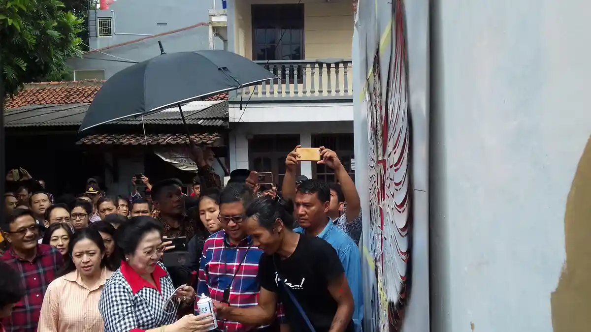 Megawati Ditemani Puan dan Djarot Nyoblos di TPS Kebagusan