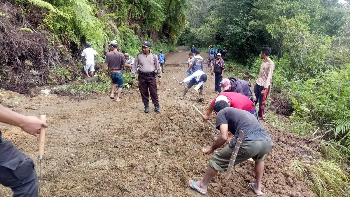   Warga Satar Mese Ramai-Ramai Perbaiki Jalan Ruteng-Iteng