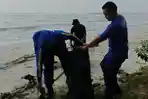 Sat-Polairud-Lampung-Timur-gelar-sapu-bersih-di-Pantai-Mutiara-Baru.jpg