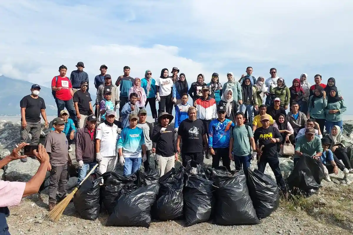 Semarakkan Word Cleanup Day, DLH Palu Boyong Ratusan Orang Bersih-bersih Pantai Talise