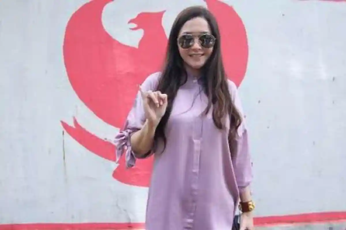 Ikut Mencoblos di Pilkada DKI Putaran Dua, Maia Estianty : Pilkada Tahun Ini Panas Banget