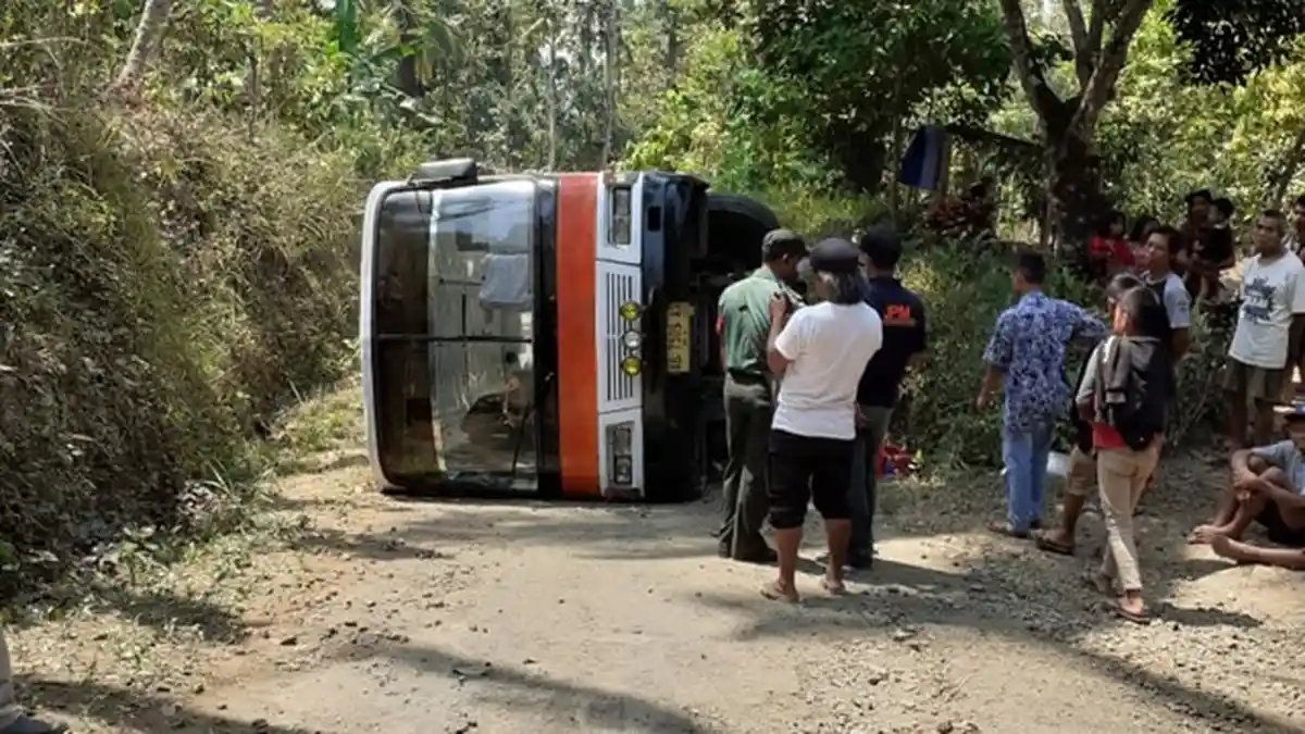 Bus Pembawa  Rombongan Peziarah Terguling di Dusun Banjaran Kalibawang Kulonprogo
