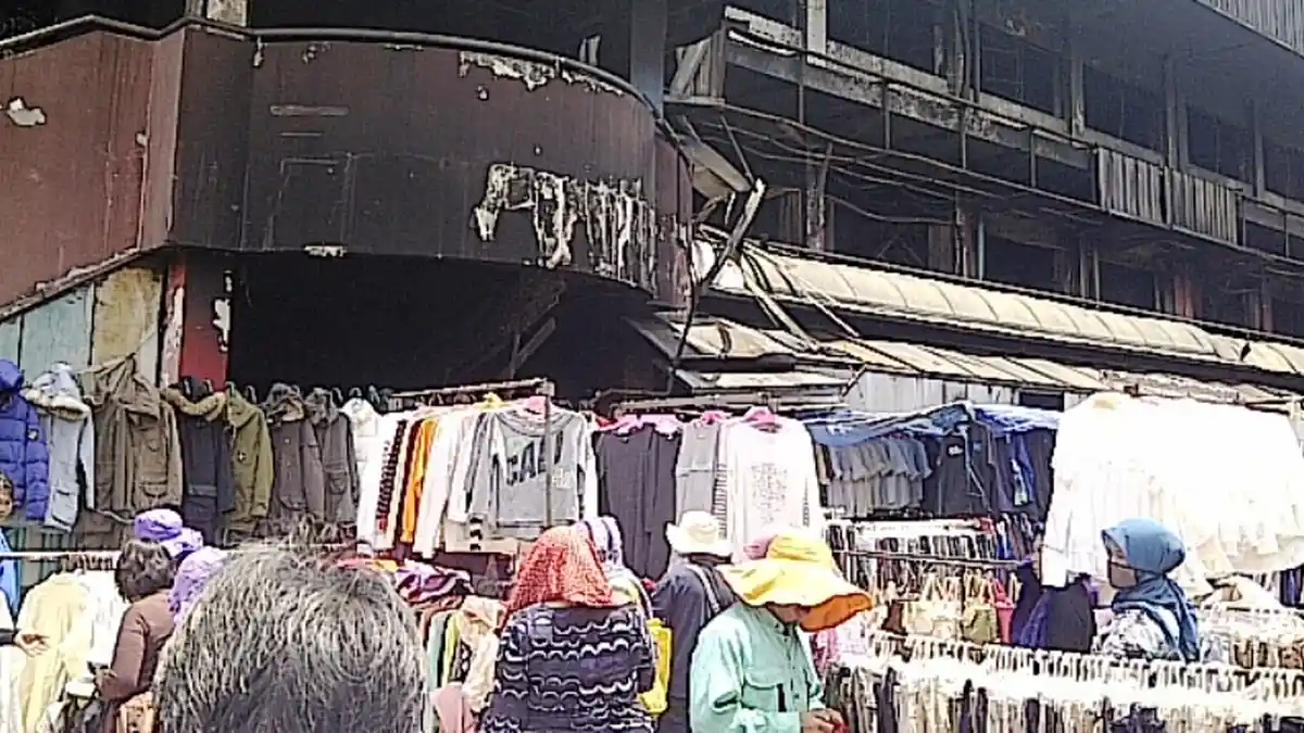 Fadli Zon Borong Dagangan, Penjual Keripik di Pasar Senen Ini Menangis