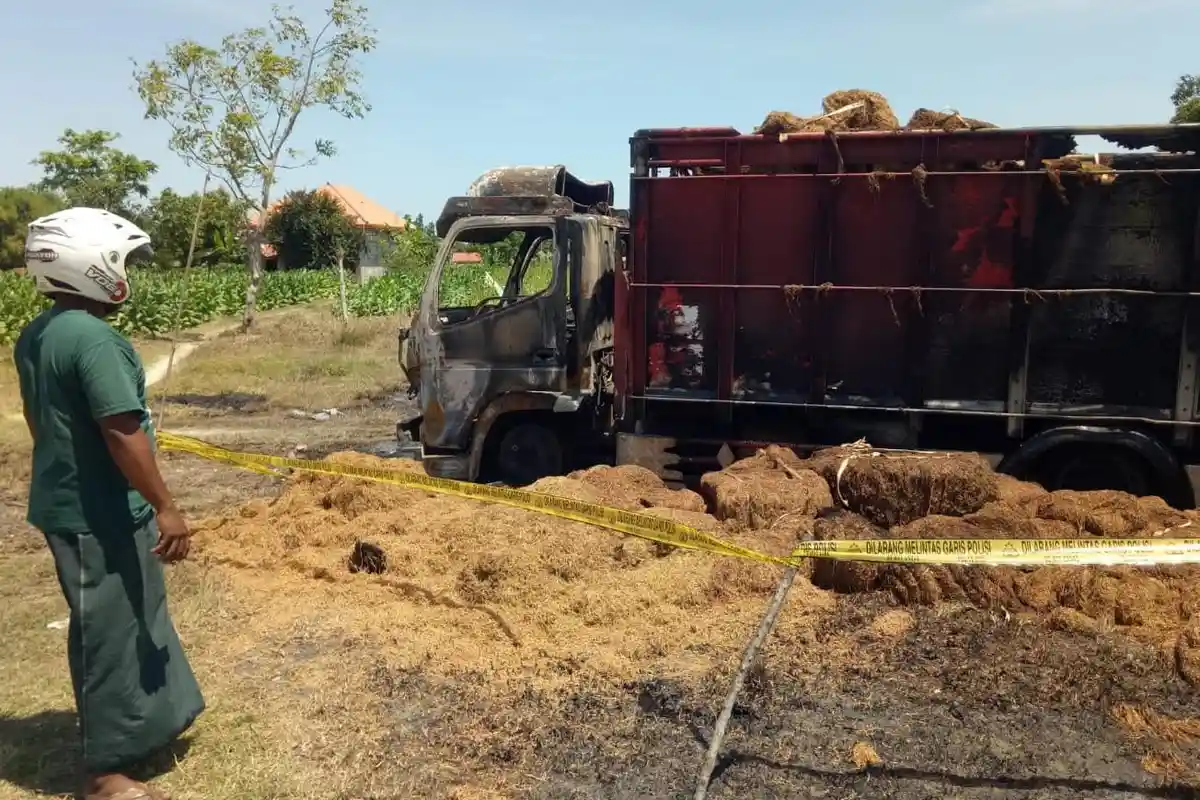 Truk Angkut Tembakau Dibakar Warga di Pamekasan, Sopir Truk Sampai Bersimpuh Minta Truk Tak Dibakar
