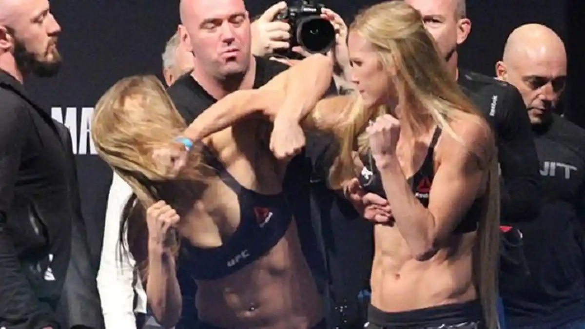 Ronda Rousey, Wanita Juara Dunia UFC, Berkelahi Saat Timbang Badan