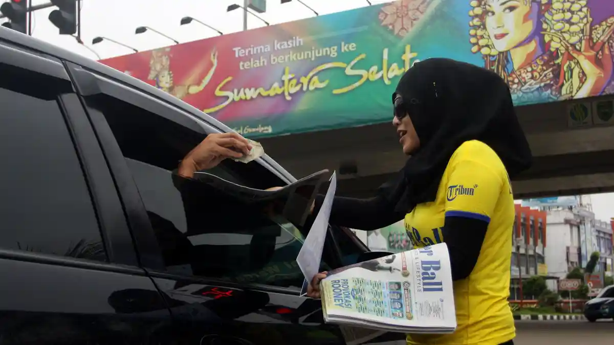 SPG Cantik Bagi-bagi Koran Super Ball di Kota Bandung
