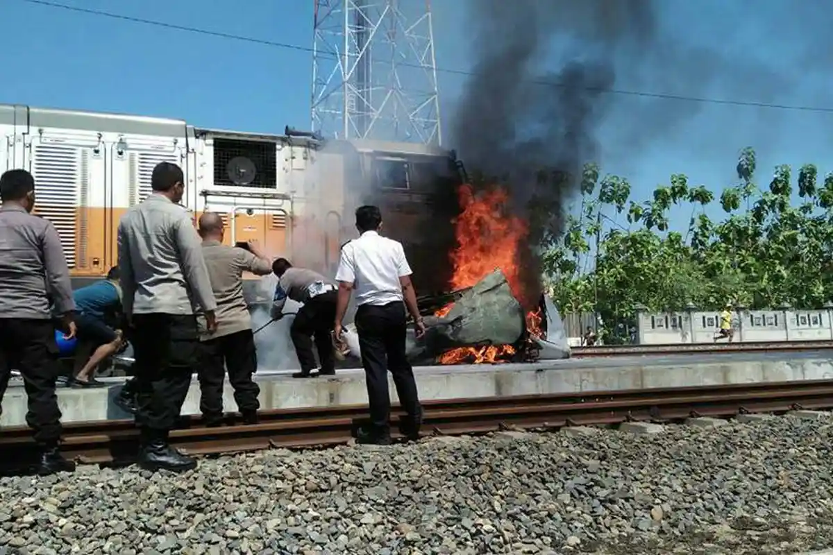 BREAKINGNEWS! 4 Penumpang Avanza Tewas Terpanggang Setelah Mobil Ditabrak Kereta Api di Grobogan - kereta-api_20170520_123619.jpg