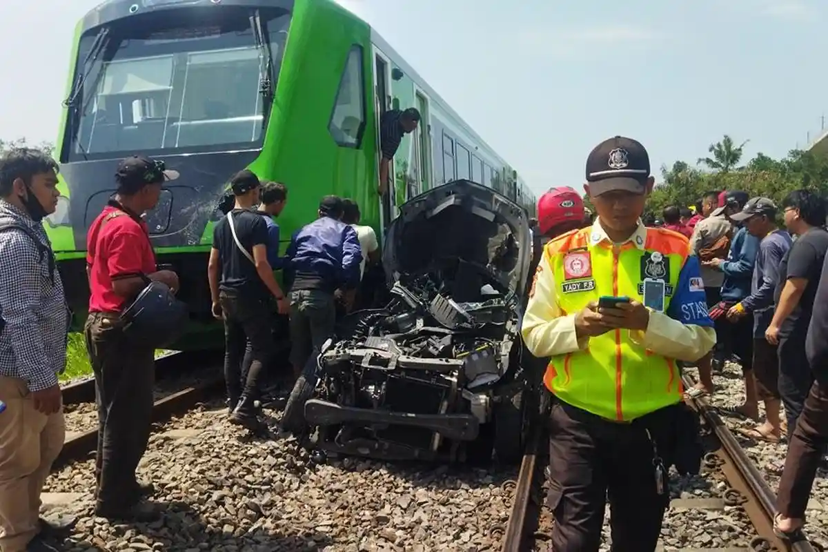 BREAKING NEWS Daihatsu Sigra Disambar KA Feeder di Cilame, Saksi: Sudah Distop Penjaga Lintasan