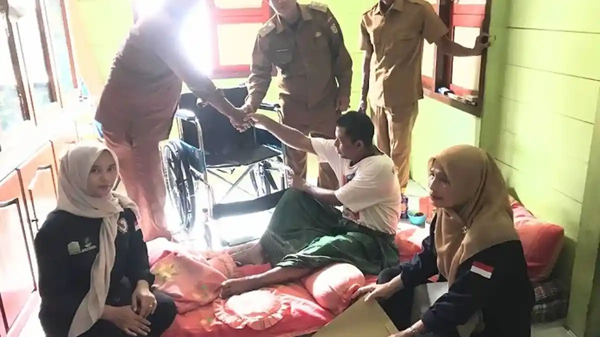 Warga Mibo Banda Aceh Terima Bantuan Kursi Roda dari Dinsos, Penerima Alami Patah kaki