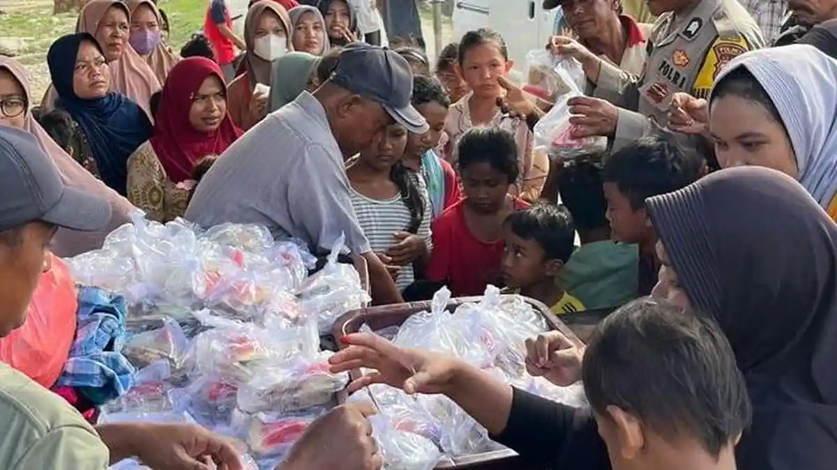 Polsek Manyak Payed dan Lajuna Sepakat Meuseuraya Bagikan Nasi 600 ...