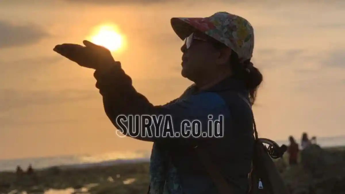 Pesona Pantai Tanjung Layar Lebak Banten, Menunggu Sunset di Antara Dua Batu