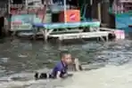 Banjir Rob Rendam Dermaga Kali Adem