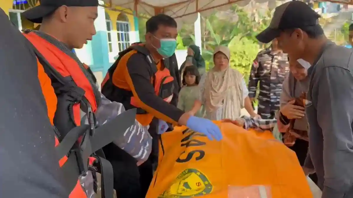 Tangis Haru Keluarga Saat Kantong Jenazah Anak Terbawa Arus Tiba di Rumah Duka di Sengkuang - Tribunbatam.id