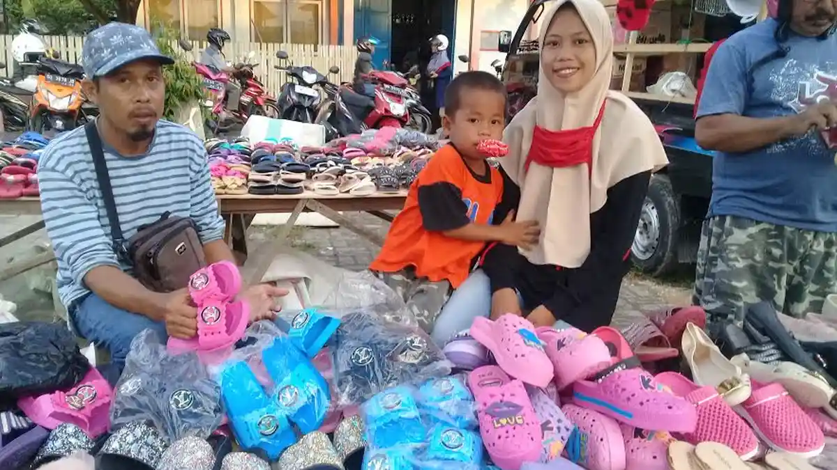 Jualan Sandal Jepit di Selayar, Arif Usman Alatas Raup Omzet Jutaan Per Bulan