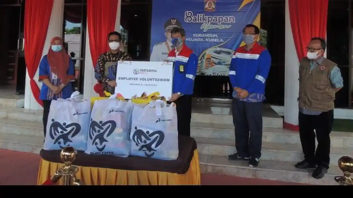 Pertamina RU Balikpapan Salurkan 670 Paket Sembako, Disebar ke Warga Terdampak PPKM