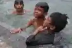 Anak-Anak Berenang di Kolam Air Mancur Bunderan HI