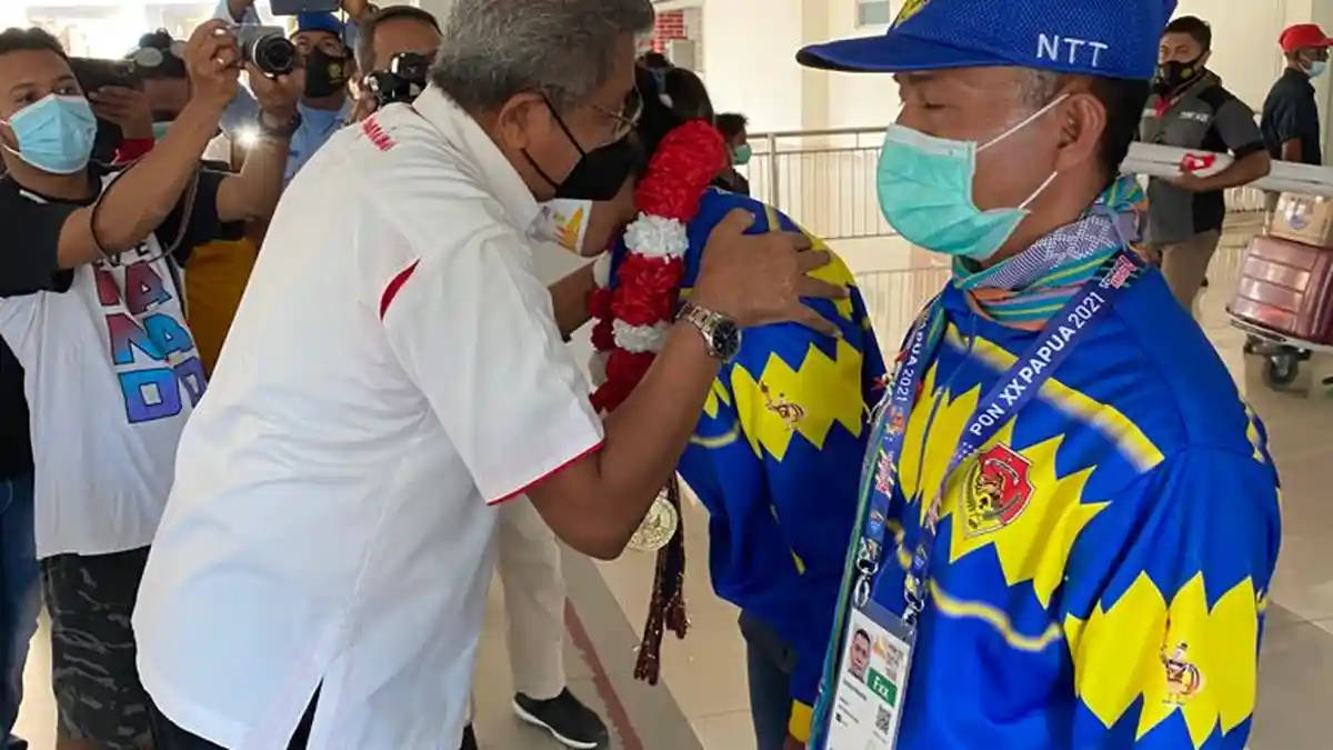 Dijemput Pengurus KONI NTT, Peraih Medali Emas Pulang ke  Rumah Numpang Pikap