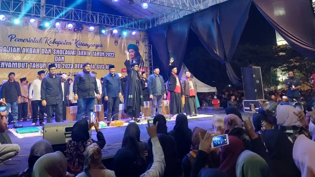 Ribuan Orang Salawat Bareng Gus Ali Gondrong di Karanganyar Sambut Pergantian Tahun