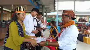 PENYERAHAN-Kepala-SMA-Negeri-1-Ende-menyerahkan-hadiah-lomba.jpg