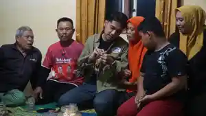 Cabup-Tegal-Bima-Sakti-dengan-Pengasuh-Masa-Kecilnya.jpg