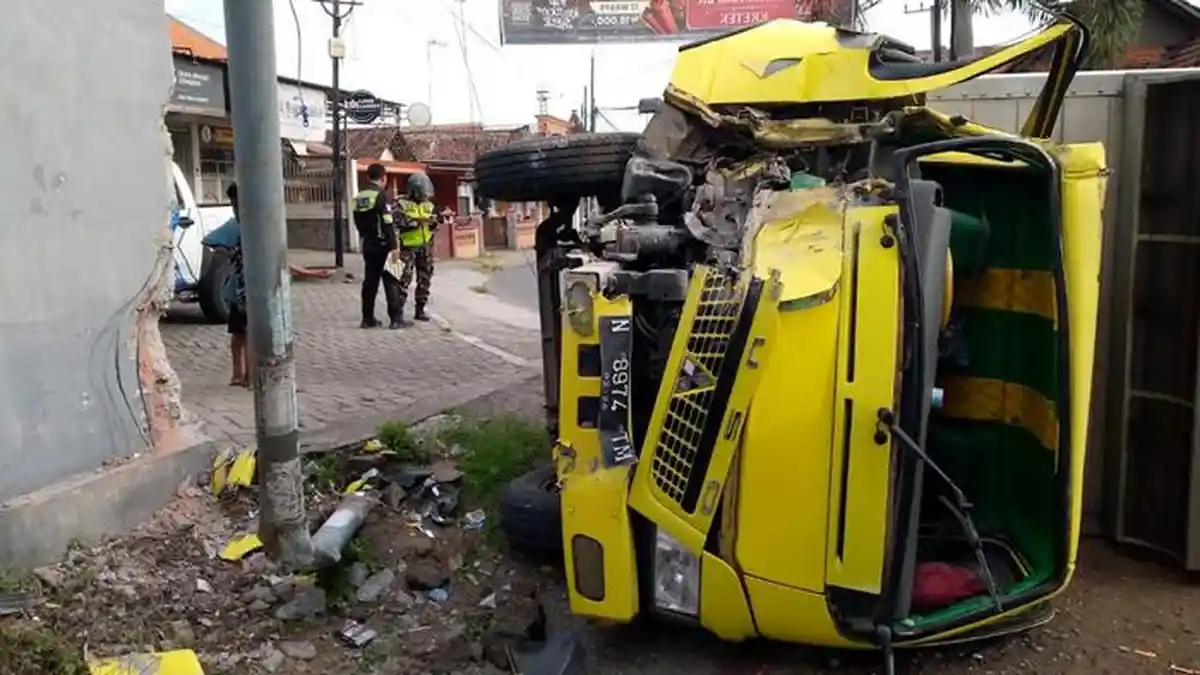 Kecelakaan di Jombang, Truk Box Hilang Kendali Hantam Tembok dan Terguling
