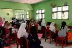 Pelaksanaan-SPMB-jalur-domisili-tingkat-di-SMPN-1-Ngasem-Senin-1562026.jpg