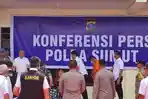 Kedua-pelaku-pembakaran-rumah-Sempurna-Pasaribu-digiring-setelah-rilis-pengungkapan.jpg