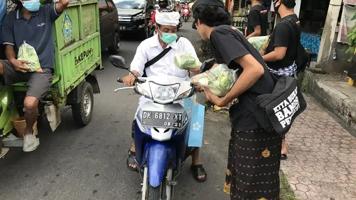 Suarakan Pembebasan, Simpatisan Jerinx Bagi Pangan Gratis di Peguyangan Denpasar