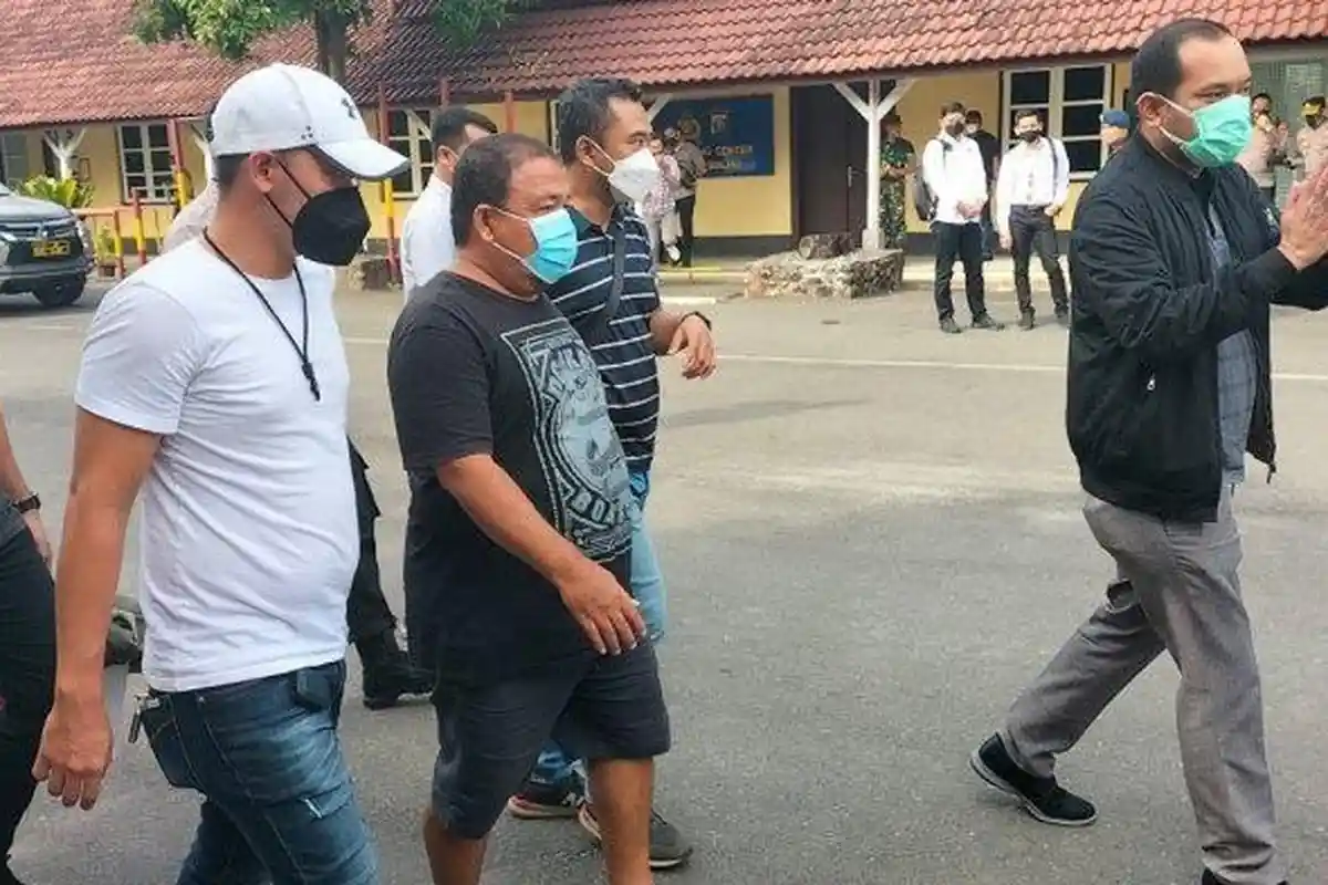 Kapolda Sumut Dampingi Bupati Langkat Menuju Kantor Polisi