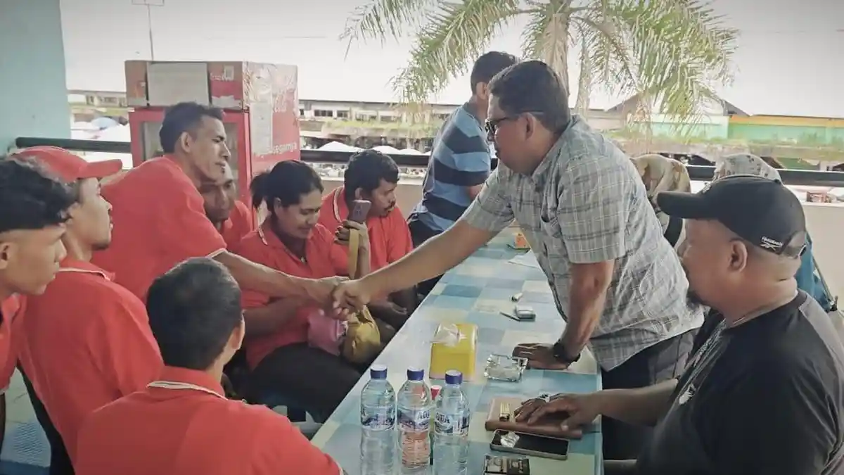 Gaji Tunggak, Petugas Kebersihan Pasar Mardika Kini Bernapas Lega Pasca Jais Ely Turun Tangan