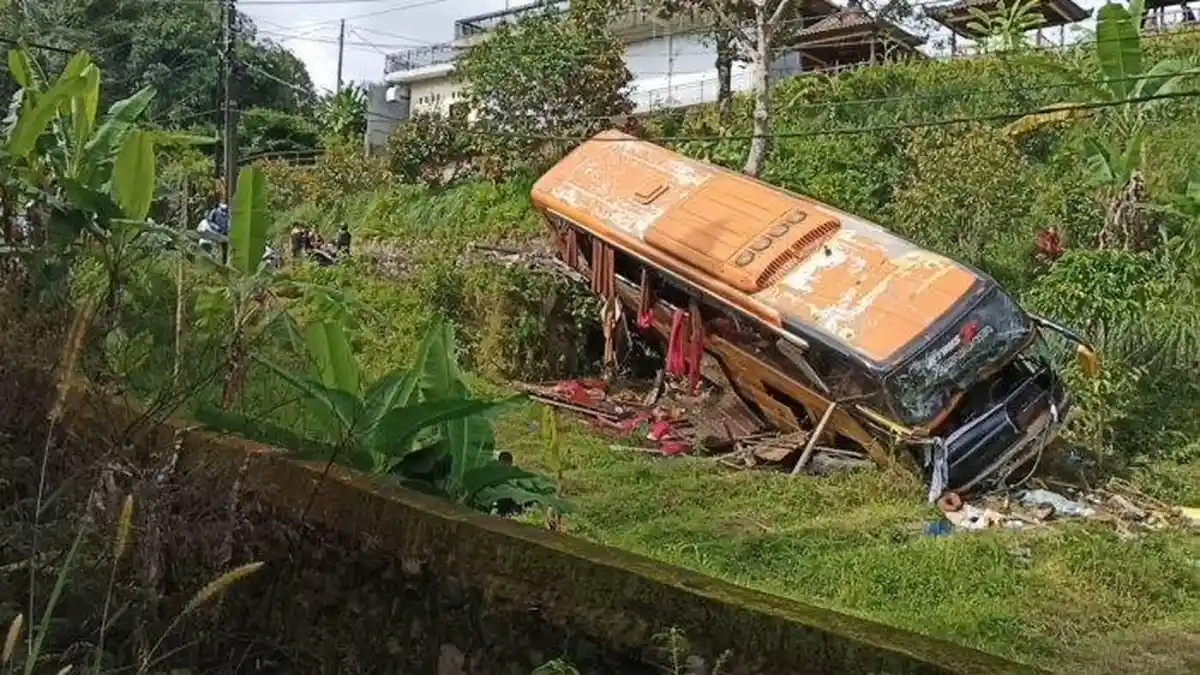 Bus Pariwisata Tabrak Sepuluh Kendaraan di Tabanan, Satu Orang Tewas, Delapan Luka-luka