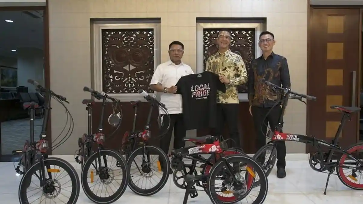 Moeldoko dan Daniel Mananta Klarifikasi Pemberian Sepeda untuk Jokowi