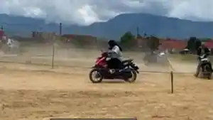 ibu-ibu-balap-motor-merangin-29032026.jpg
