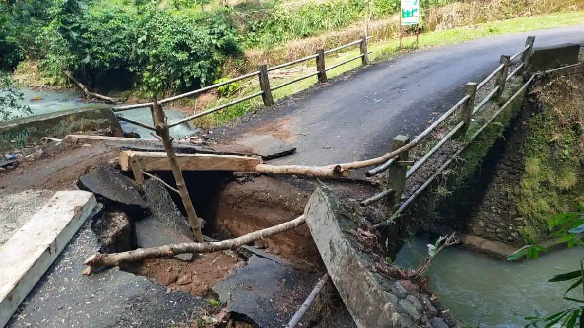 Pasca Hujan Lebat Guyur Sinjai, Jembatan Desa Massaile ke Aska Ambruk