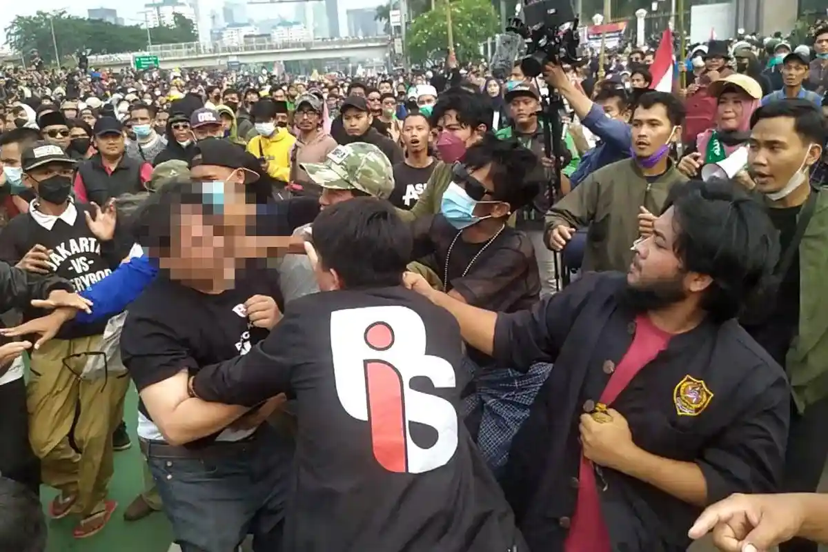 Tampang Pengeroyok Ade Armando Saat Demo di Gedung DPR Terekam Jelas, Polisi Bilang Begini