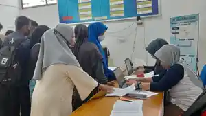 Warga-Mamuju-Antre-menerima-BLT-BBM-di-Kantor-Dinas-Perdagangan.jpg