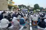 Jemaah-memadati-area-Masjid-Agung-Al-Barkah.jpg