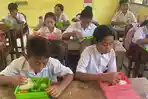 Siswa Bawa Sendok Sendiri Saat Uji Coba Makan Bergizi Gratis di Manggarai Barat NTT