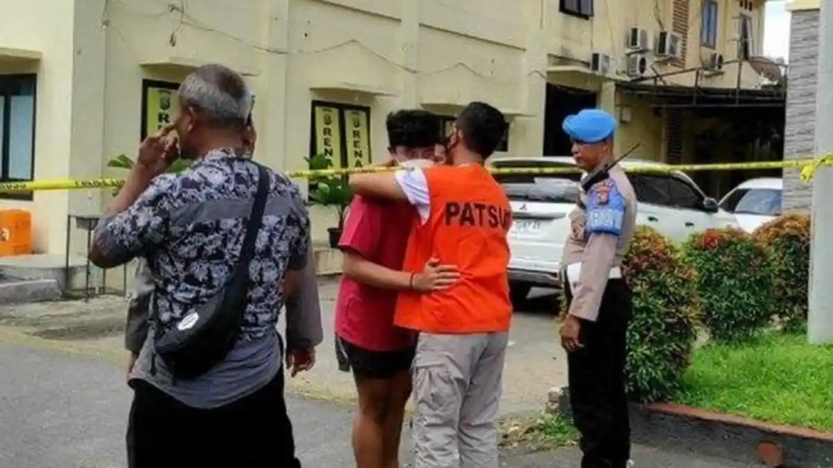 Momen AKBP Achiruddin Peluk Aditya Hasibuan Saat Rekonstruksi Sambil Terus Ingatkan Berzikir