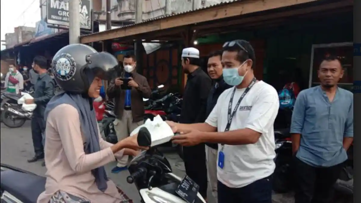 Unit Intel Kodim 0119/BM Bersama Wartawan Bagi Takjil untuk Warga Bener Meriah