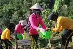 Bhayangkari-Bondowoso-saat-melakukan-penanaman-pohon-di-Bukit-Bintang.jpg