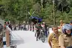 20260607-warga-lewati-jembatan-baru-desa-duren.jpg